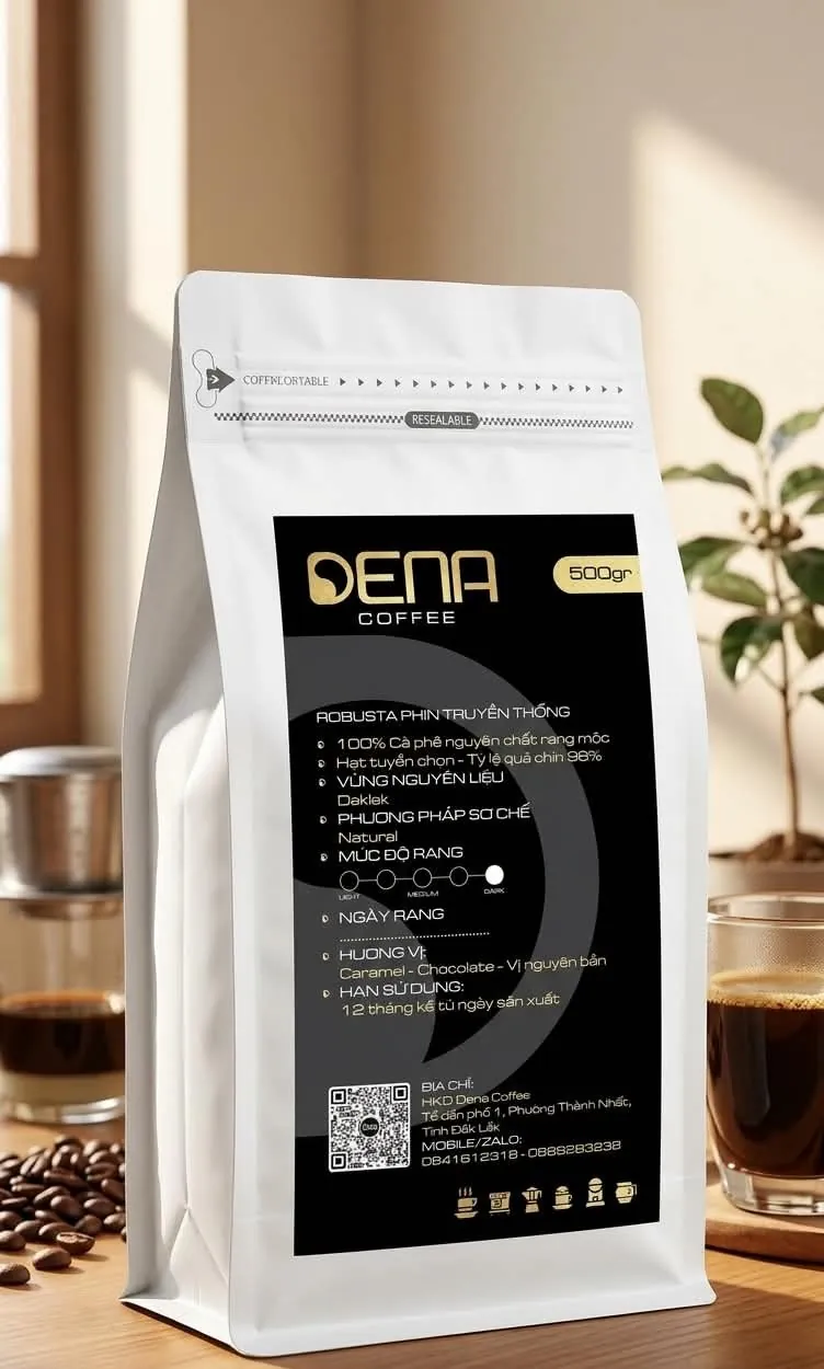 Túi Dena Robusta Phin Truyền Thống 500gr bên cửa sổ, cạnh ly cà phê phin
